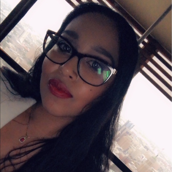 Meet your Posher, Laura - Picture 1 of 3